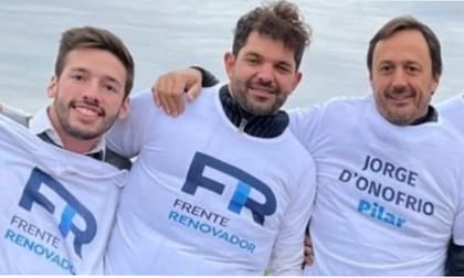 Sebastián Desio, en el centro, junto al juez de Faltas Mario Quatrocchi