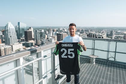 Sebastián Driussi posando con la camiseta de su nuevo club: Austin, de la MLS
