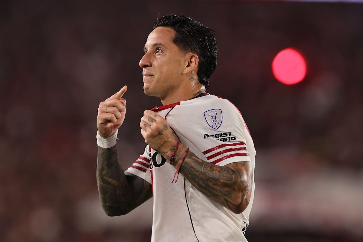 Sebastián Driussi se señala el escudo en el festejo de su gol, el único de River contra Carabobo por la Copa Sudamericana; hizo falta que ingresaran algunos titulares, en una noche de pocas luces.