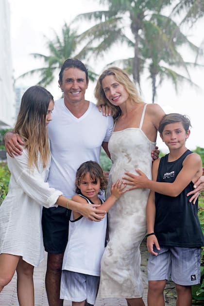 Sebastián e Ivana se conocieron hace veinte años. El actor, que por ese entonces tenía 31 años y la modelo, 18, coincidieron en un desfile y el flechazo fue inmediato. En 2004 se casaron y cuatro años después nació su primera hija, Francesca. “Nos seguimos amando con locura, Ivana es mi vida”, dice Estevanez.