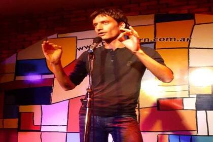 Sebastián en pleno show de Stand Up