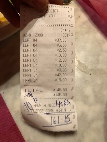 Sebastián enseñó su factura y repudió el restaurante al que asistió por no coincidir el detalle con lo que él pidió
