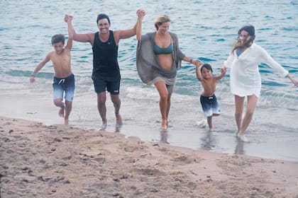 Sebastián Estevanez e Ivana Saccani llegaron a Miami los primeros días de julio junto a Benicio, Valentino y Francesca para descansar en
Hallandale Beach.