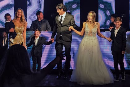 Sebastián Estevanez, Ivana Saccani –con Faustino en brazos– y sus hijos Francesca, Benicio y Valentino dieron comienzo a la fiesta con una entrada familiar.