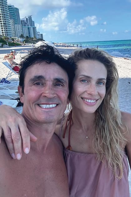 Sebastian Estevanez, junto a su esposa Ivana Saccani