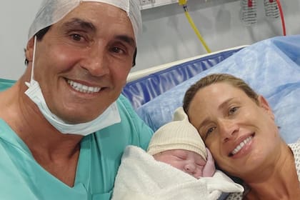 Sebastián Estevanez y su esposa Ivana Saccani fueron papás hace una semana y compartieron imágenes de los primeros días de su hijo