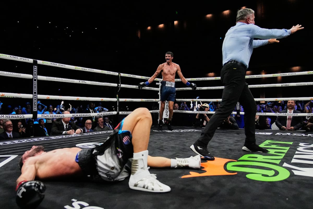 Sebastian Fundora, al centro al fondo, celebra tras noquear a Ermal Hadribeaj durante un combate de