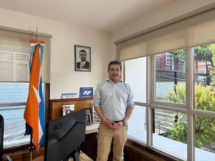 Sebastián Iriarte, secretario de Gobierno de Ushuaia en uno de los despachos de la municipalidad