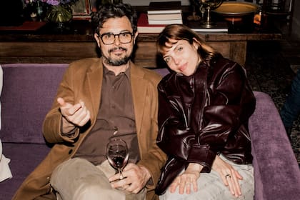 Sebastián Irigo, director de Otras palabras, junto a la actriz y cantante Josefina Scaglione
