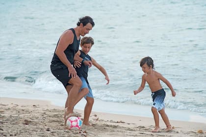 Sebastián juega con sus hijos varones. “Más allá de lo terrible y dramático que nos dejó la pandemia, la cuarentena la viví como un regalo; fue la oportunidad de recuperar el tiempo perdido y reconectarme con mis hijos”, dice.