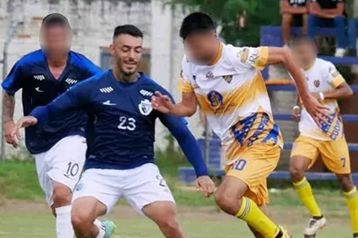 Sebastián Marset (con la camiseta azul con el número 23) jugaba al fútbol en Bolivia, a pesar de que era buscado por tres países