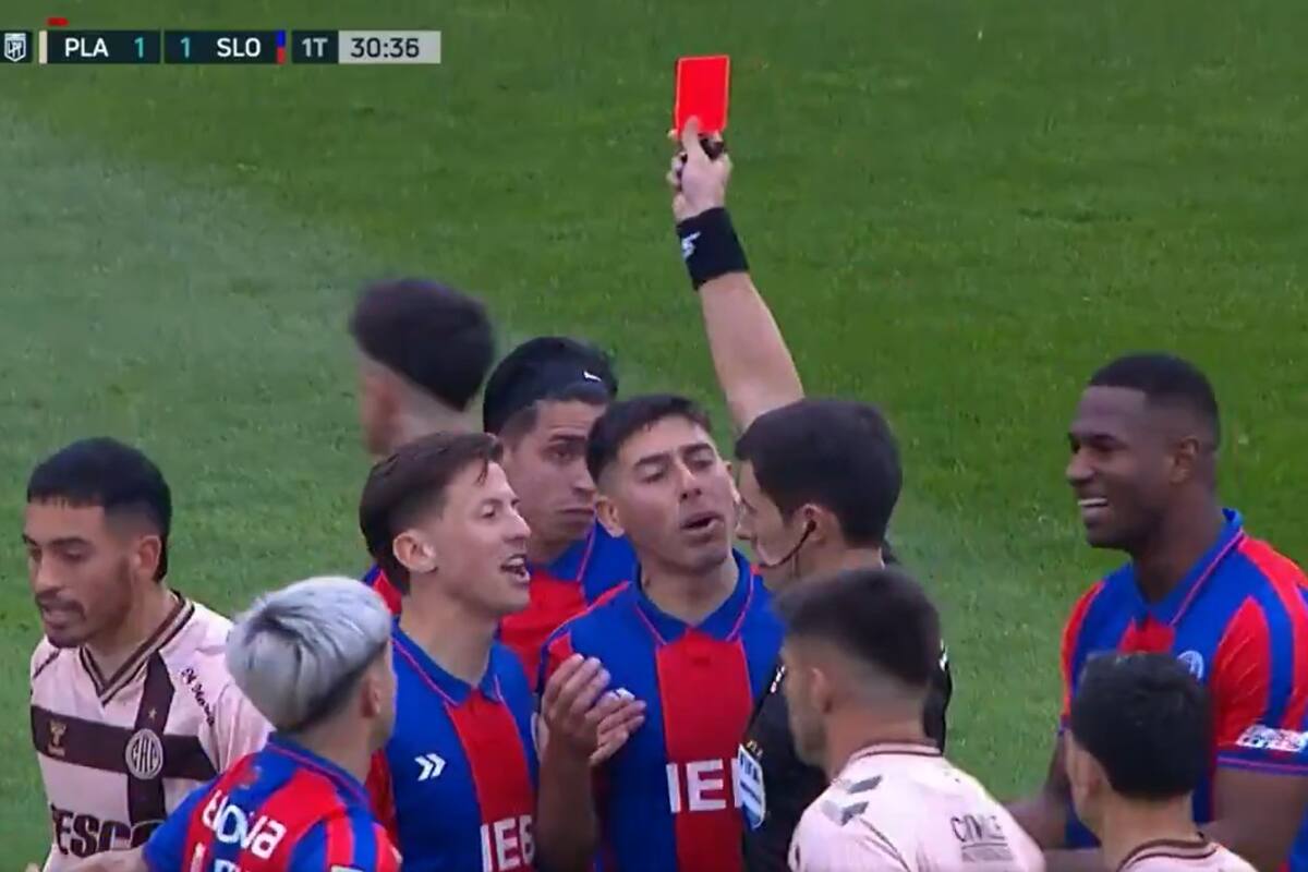 Sebastián Martínez expulsa a Cuello, delantero de San Lorenzo: uno de los tantos errores del juez del partido en Vicente López