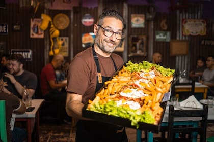Sebastián Matías Frigerio con una milanesa de entraña extra large, uno de los hits del lugar