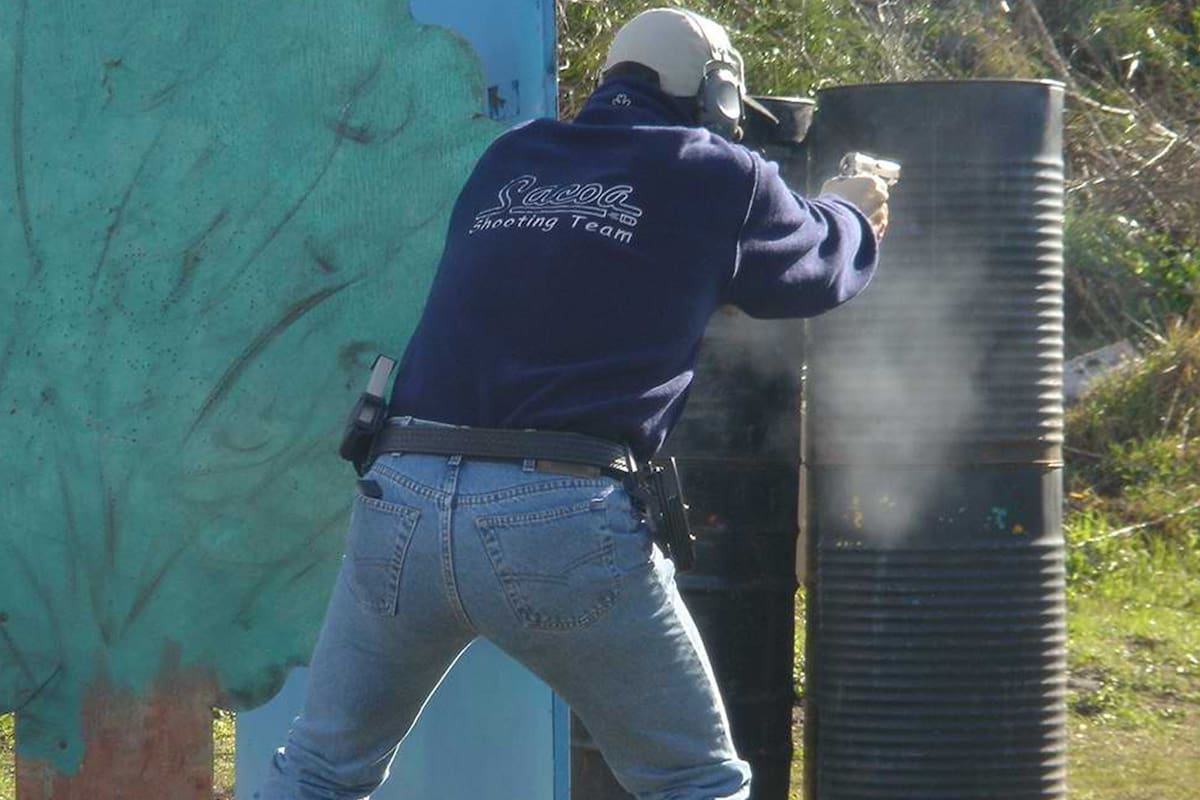 Sebastián Mochkovsky, el dueño del arsenal hallado en un depatamento de Palermo, en una competencia de tiro