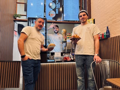 Sebastián, Nazareno y Zahir, tres de los cuatro argentinos que forman parte del local argentino en NYC