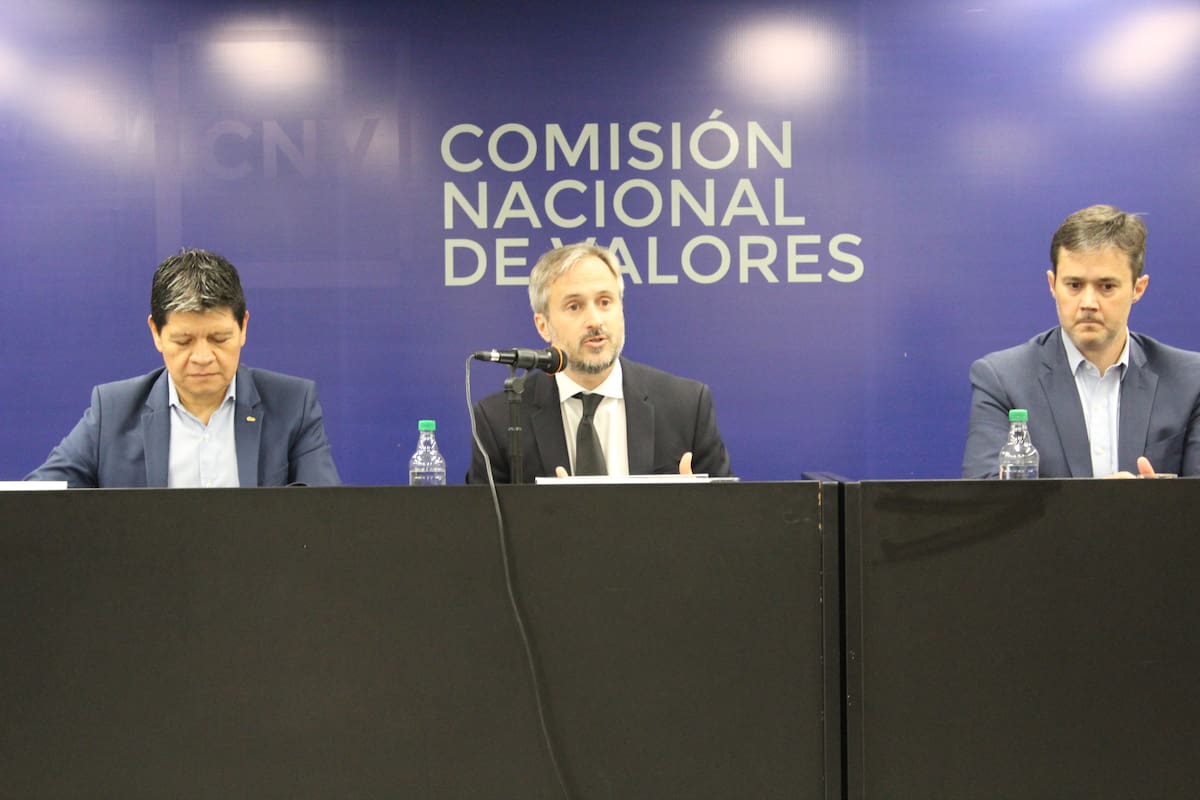 Sebastián Negri, presidente de la CNV (en el centro)