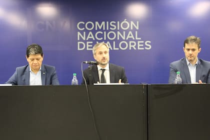 Sebastián Negri, presidente de la CNV  (en el centro)