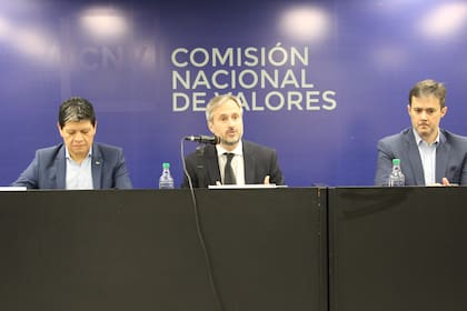 Sebastián Negri, presidente de la CNV (medio), confirmó que se estaban llevando a cabo procedimientos “en el marco de investigaciones en curso”