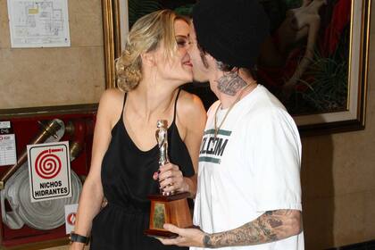 Sebastián Ortega e Ivana Figueiras, a los besos