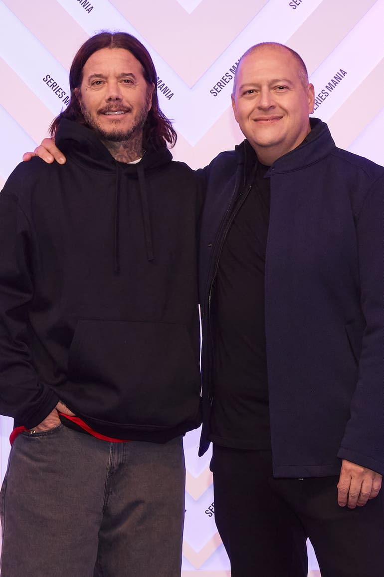 Sebastián Ortega junto a Sebastián Marroquín, el hijo de Pablo Escobar, juntos presentaron en Francia la serie Dear Killer Nannies