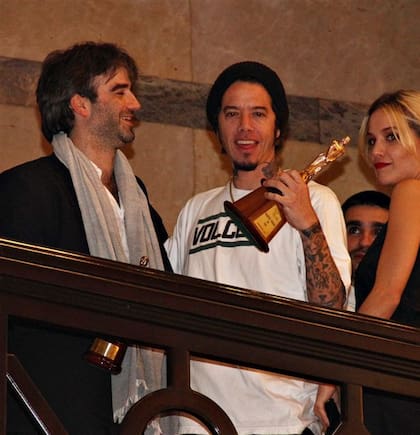 Sebastián Ortega levanta el Martín Fierro de Oro que se llevó Graduados (junto al también ganador Daniel Hendler)