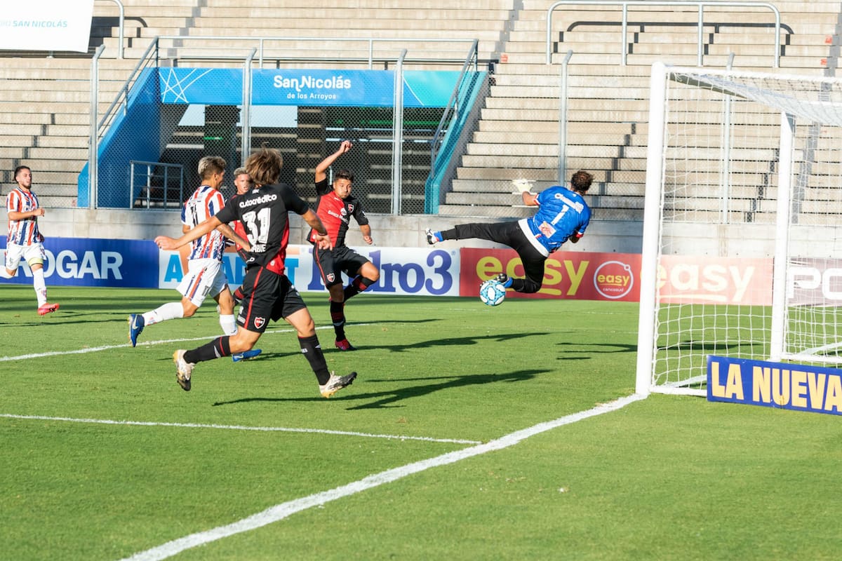 Sebastián Palacios abrió el marcador ante el vuelo del arquero Carlos Biasotti; Newell`s ganó por 2-0 ante Sportivo Peñarol de San Juan