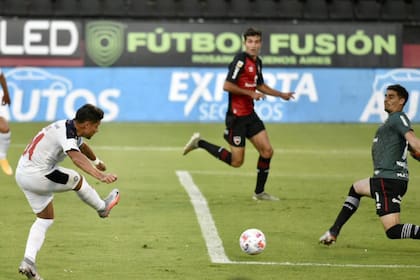 Sebastián Palacios define frente a Alan Aguerre; es el 1-0 para Independiente, a los 9 minutos de su choque con Newell's en el Parque Independencia.