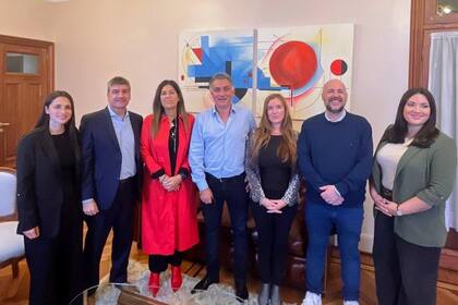 Sebastián Pareja y el diputado libertario Alejandro Carrancio, con los legisladores bullrichistas que se afiliaron a La Libertad Avanza: Florencia Retamoso, Fernando Compagnoni, Sofía Pomponio, Abigail Gómez y Oriana Colagnutti