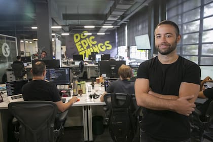 Sebastián Peña (Etermax): "En este tiempo aprendimos nuevas formas de comunicarnos y de trabajar en equipo. Además, en los últimos dos años se duplicó nuestra dotación, y hoy tenemos equipos remotos en 6 países. Es un círculo virtuoso: para crecer necesitamos ir más allá de cualquier frontera, y trabajar a distancia nos permite reunir a los mejores talentos”