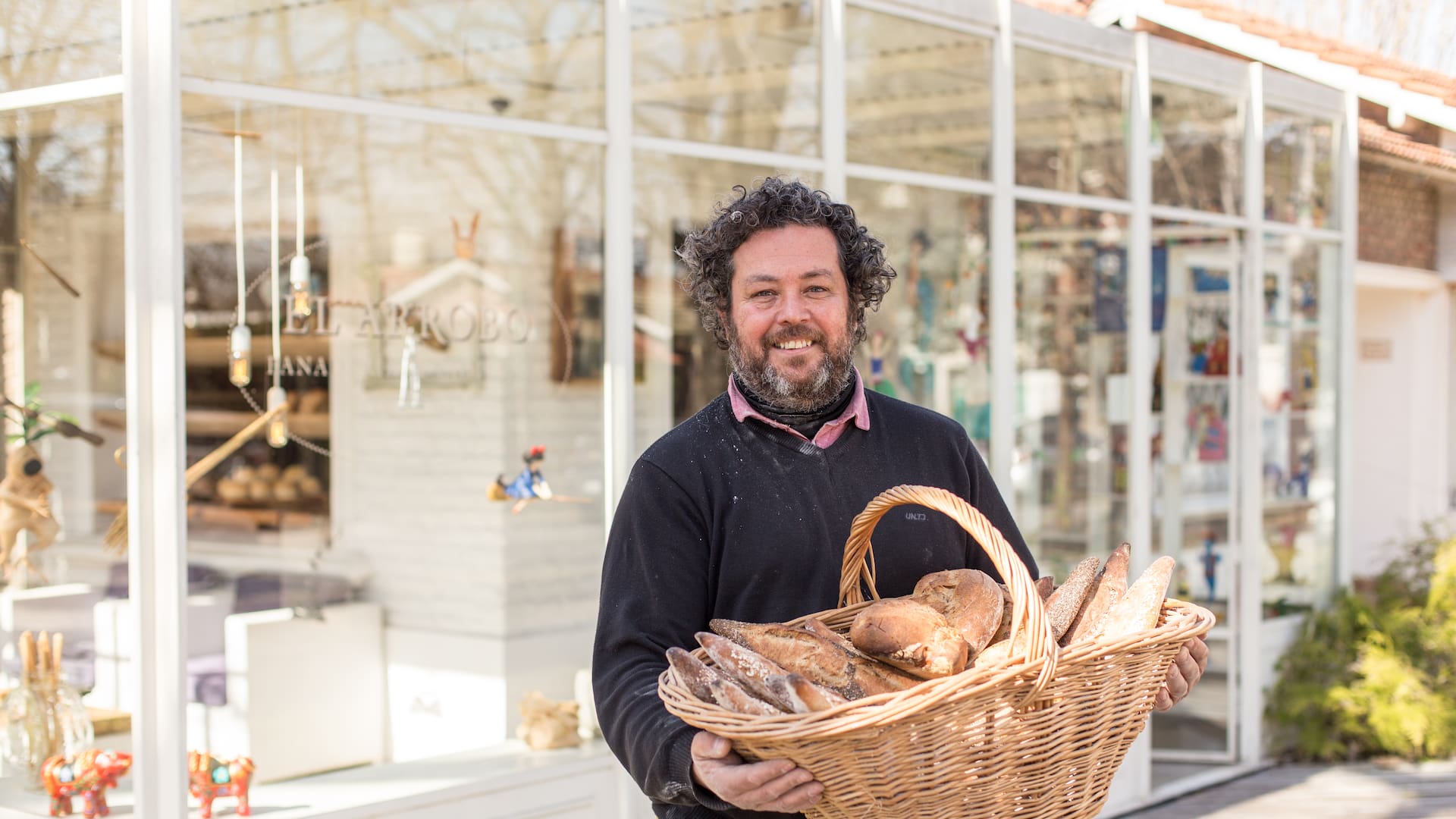 Sebastián Pérez dejó un trabajo de años como fotógrafo para crear su propia panadería: entre sus logros, fue el elegido por el también platense Mauro Colagreco para hacer los panes de su hamburguesería Carne.
