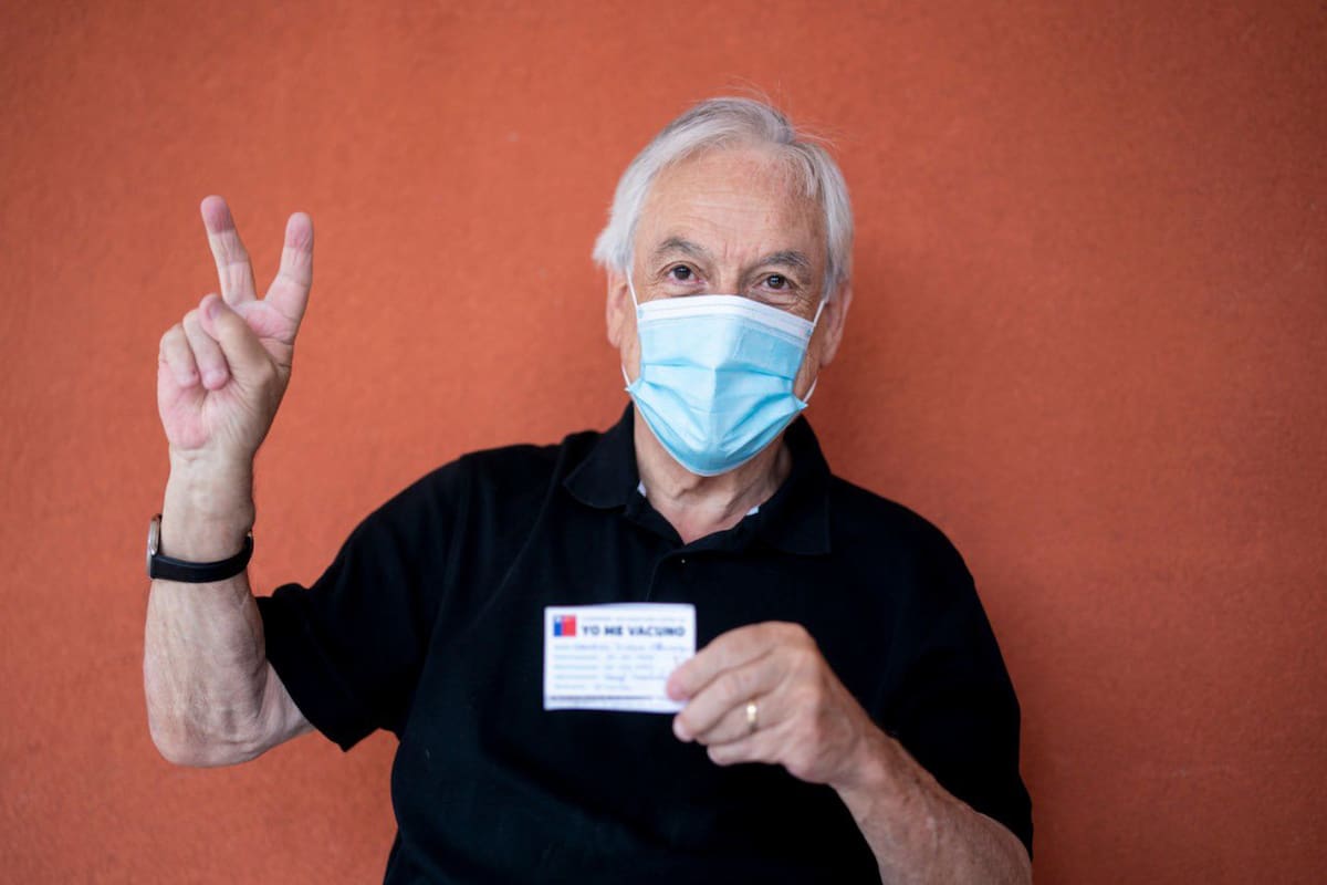 Sebastián Piñera después de vacunarse.