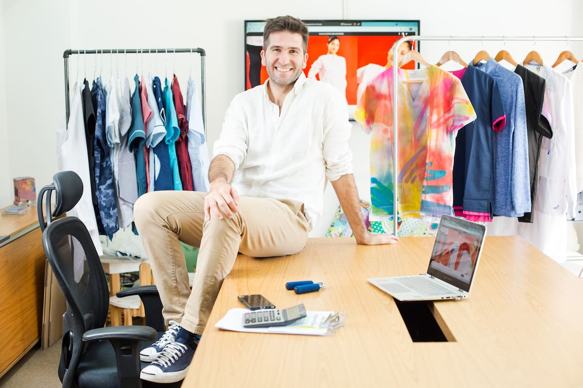 Sebastián Prado es uno de los creadores de Oh! Wear, una marca de ambos de diseño que la pandemia volvió esencial