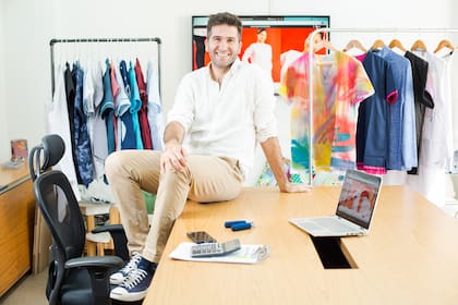 Sebastián Prado es uno de los creadores de Oh! Wear, una marca de ambos de diseño que la pandemia volvió esencial