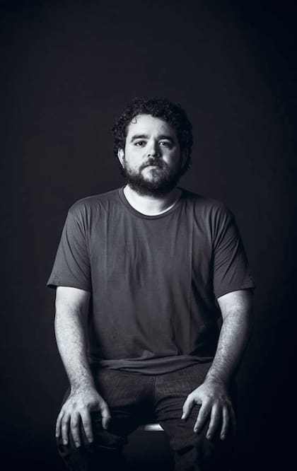 Sebastián Robles estudió Filosofía y empezó como escritor fantasma para salvar a un periodista que no podía cumplir con los plazos editoriales.