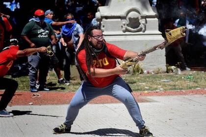 Sebastián Romero, disparando su mortero durante las protestas de diciembre de 2017
