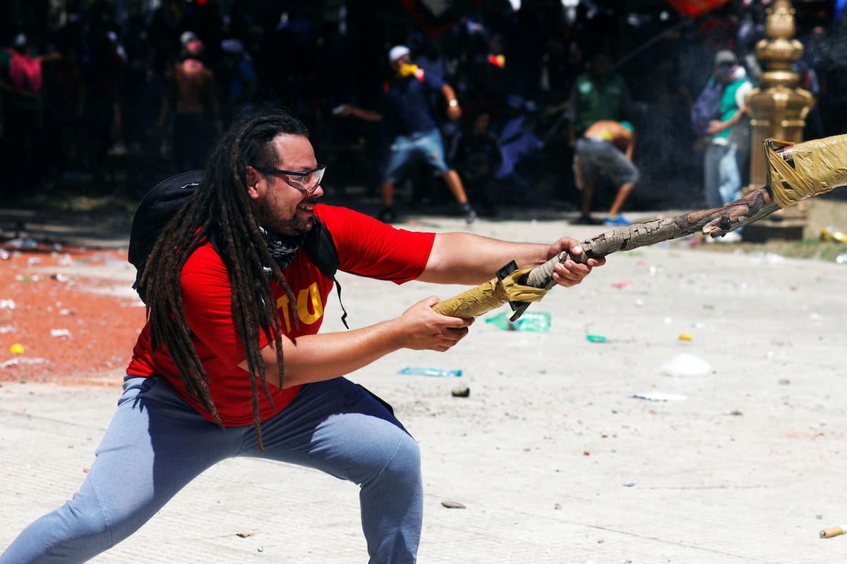 Sebastián Romero dispara una lanzadera "casera" contra los policías durante las protestas