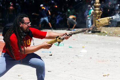 Sebastián Romero, el militante de izquierda que disparó un mortero durante una protesta en el Congreso en 2017