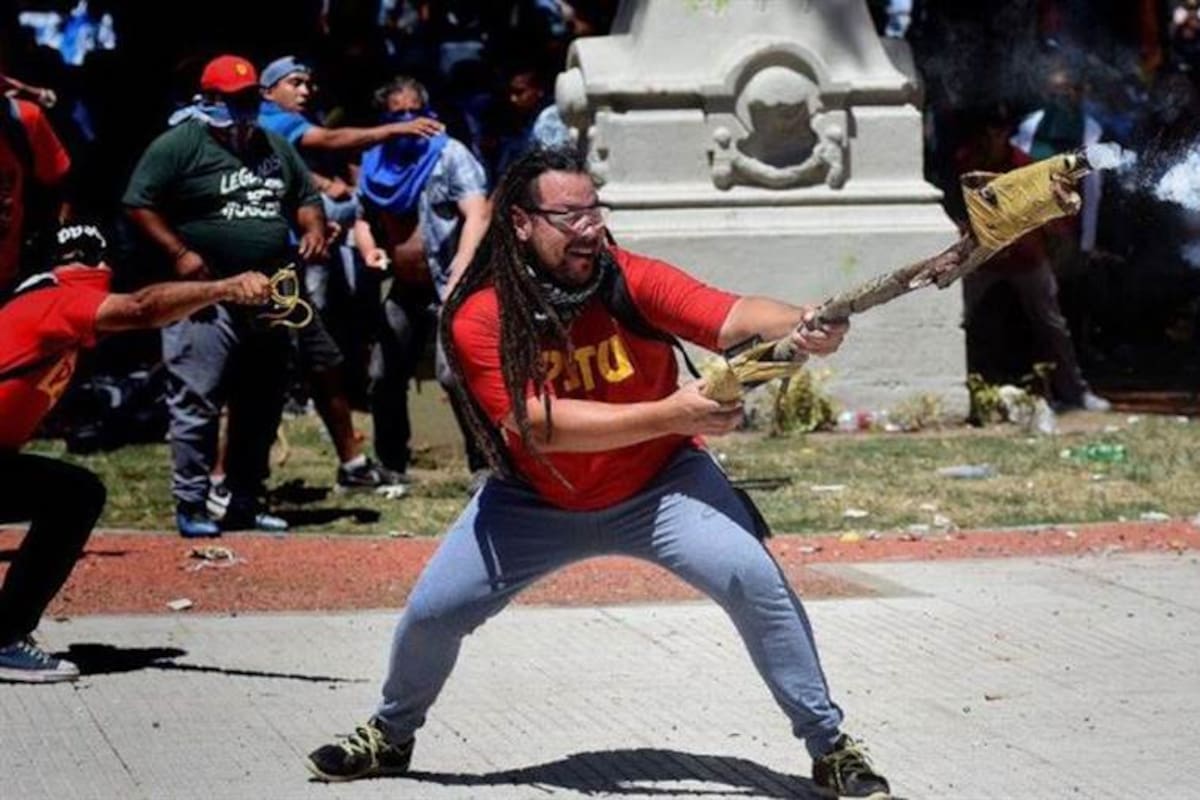 Sebastián romero es buscado por utilizar un "mortero" casero contra las fuerzas de seguridad durante los enfrentamientos