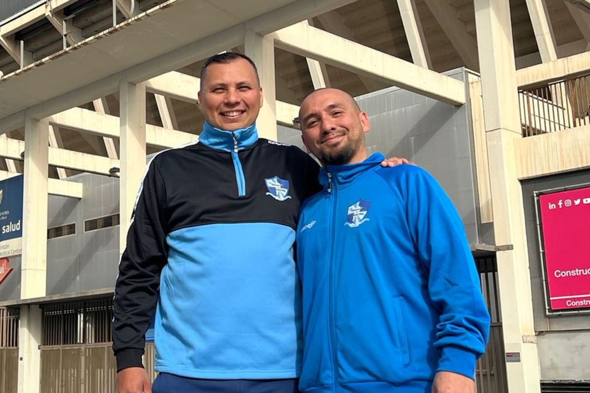Sebastián Ruiz y Juan Gramajo, los fundadores del Club Social y Cultural Deportivo Argentino, con los primeros buzos de la institución