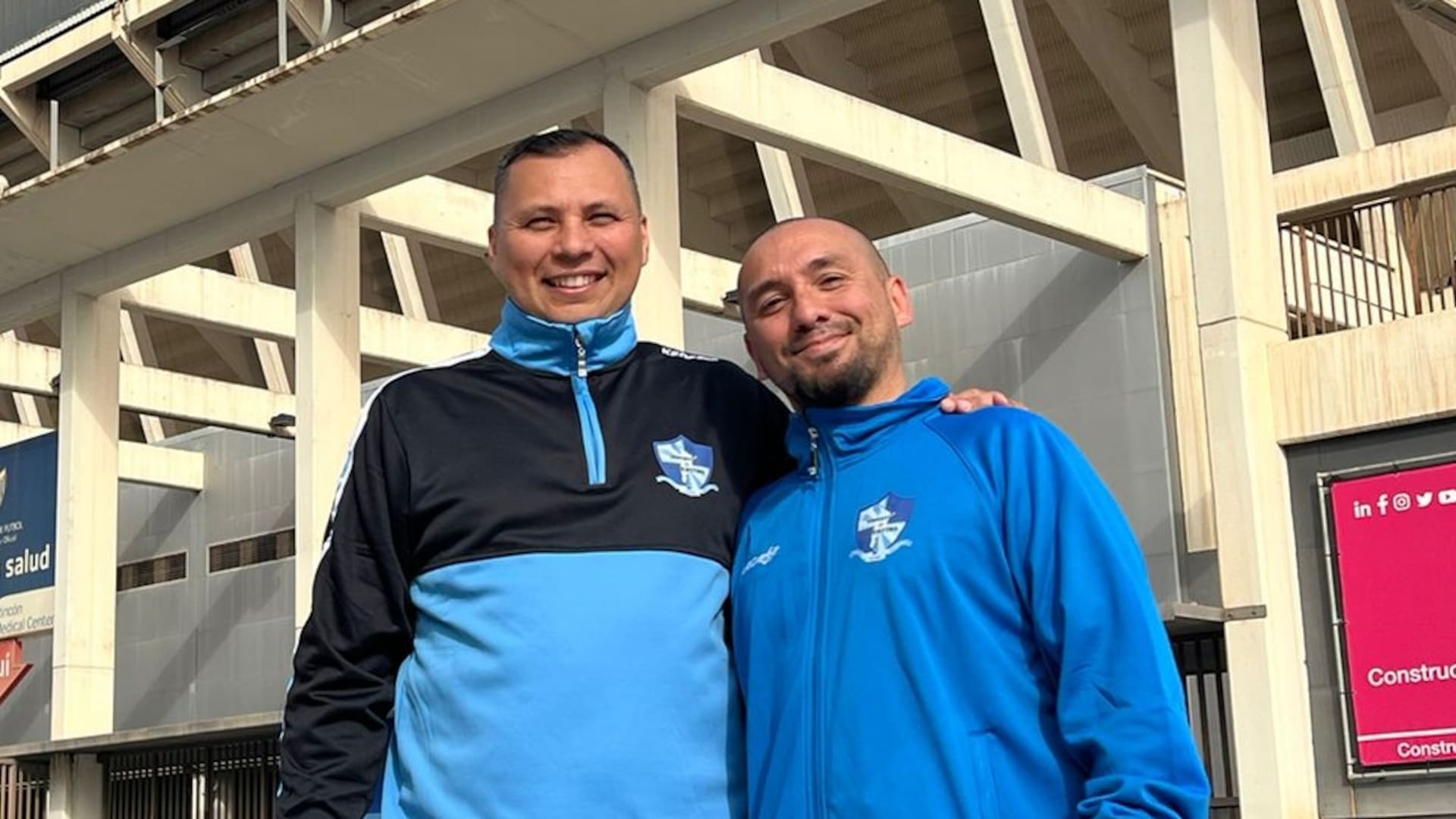 Sebastián Ruiz y Juan Gramajo, los fundadores del Club Social y Cultural Deportivo Argentino, con los primeros buzos de la institución