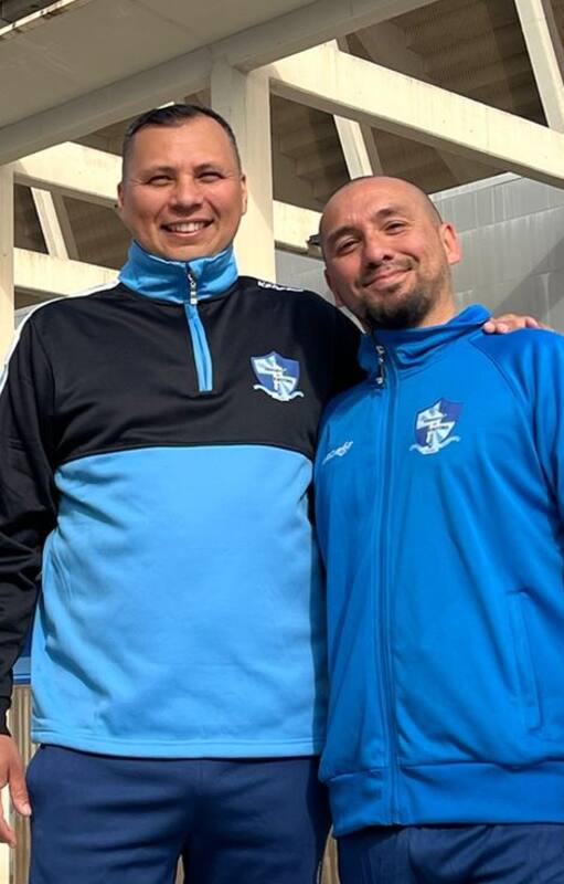 Sebastián Ruiz y Juan Gramajo, los fundadores del Club Social y Cultural Deportivo Argentino, con los primeros buzos de la institución