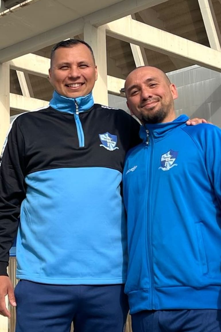 Sebastián Ruiz y Juan Gramajo, los fundadores del Club Social y Cultural Deportivo Argentino, con los primeros buzos de la institución