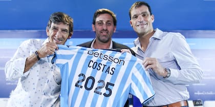Sebastián Saja (a la derecha) en la conferencia de prensa de la renovación a Costas; el exarquero está cuestionado por su gestión a la hora del armado del plantel