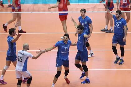 Sebastián Solé (11) marcó 10 puntos en el gran golpe argentino contra Serbia; otro festejo para sostener alta la moral