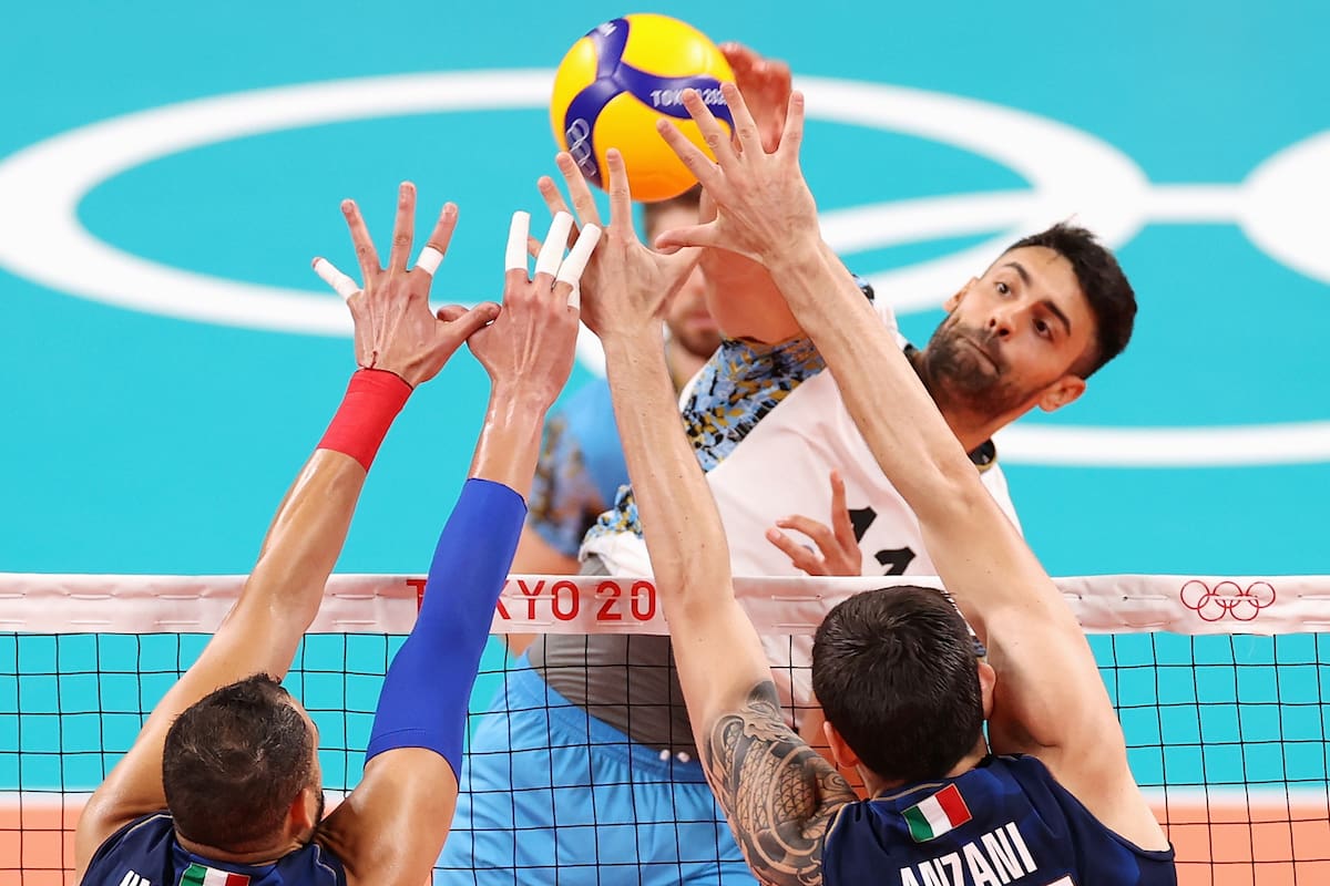 Sebastian Sole del equipo de Argentina contra Osmany Juantorena y Simone Anzani 17 del equipo de Italia durante los cuartos de final masculinos de voleibol.