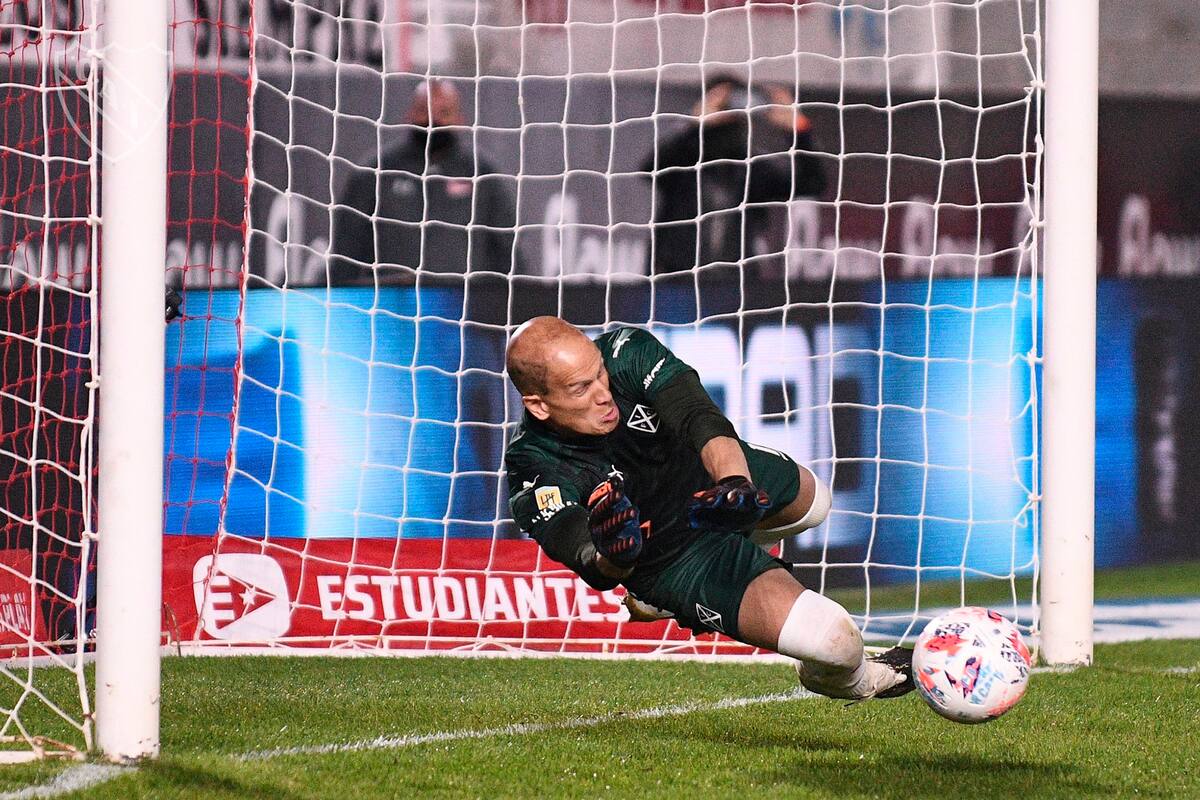 Sebastián Sosa, arquero de Independiente, atajó dos penales en la definición ante Estudiantes (Cauteruccio y Noguera) y le dio el pasaje a su equipo para disputar la semifinal ante Colón, por la Copa de la Liga