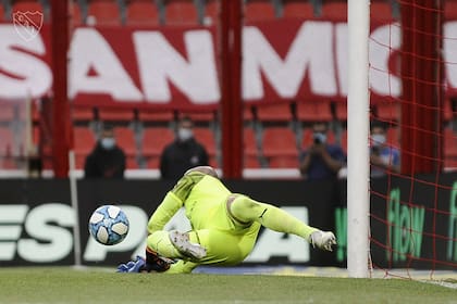 Sebastián Sosa se lanza a la derecha y contiene el penal de Olivera