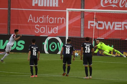 Sebastián Sosa le ataja un penal a Olivera, de Colón; el arquero de Independiente salvó en varios partidos al equipo