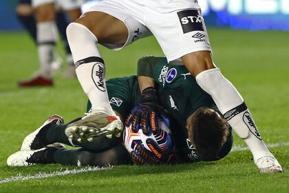 Sebastián Sosa salvó varias veces a Independiente (Photo by CARLA CARNIEL / POOL / AFP)