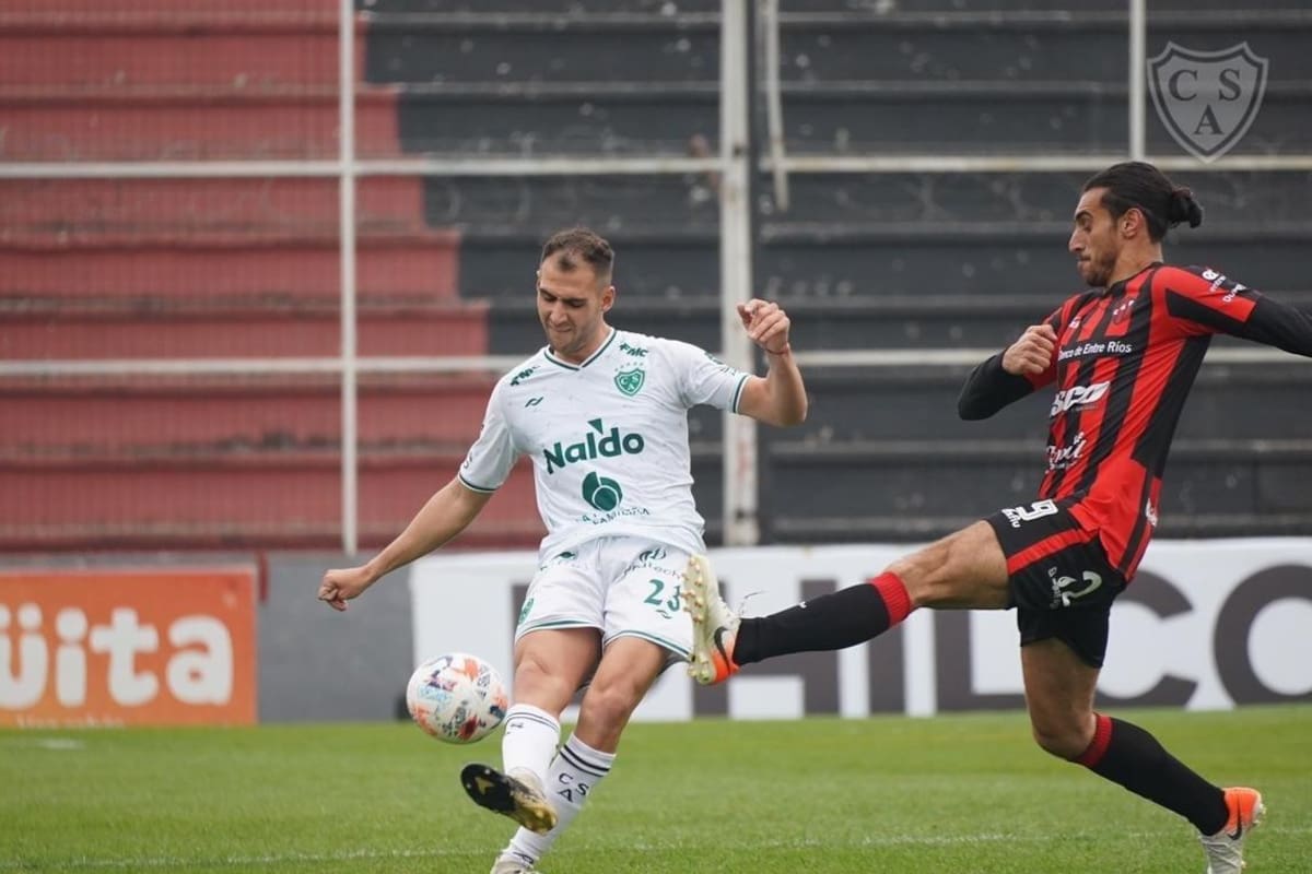 Sebastián Sosa Sánchez (autor del gol de Patronato) presiona a Nicolás Bazzana, defensor de Sarmiento